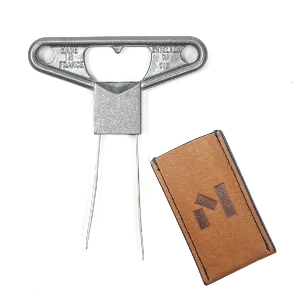 Bilame en zamac et son étui en cuir personnalisé pour Material Bank