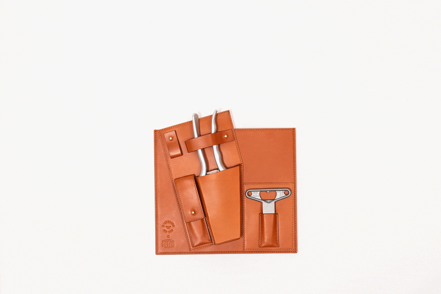 La trousse en cuir couleur sarment L'Atelier du Vin x Felco avec le tire-bouchon Bilame en zamac, le sécateur Felco 2 et l'aiguisoir Felco 903