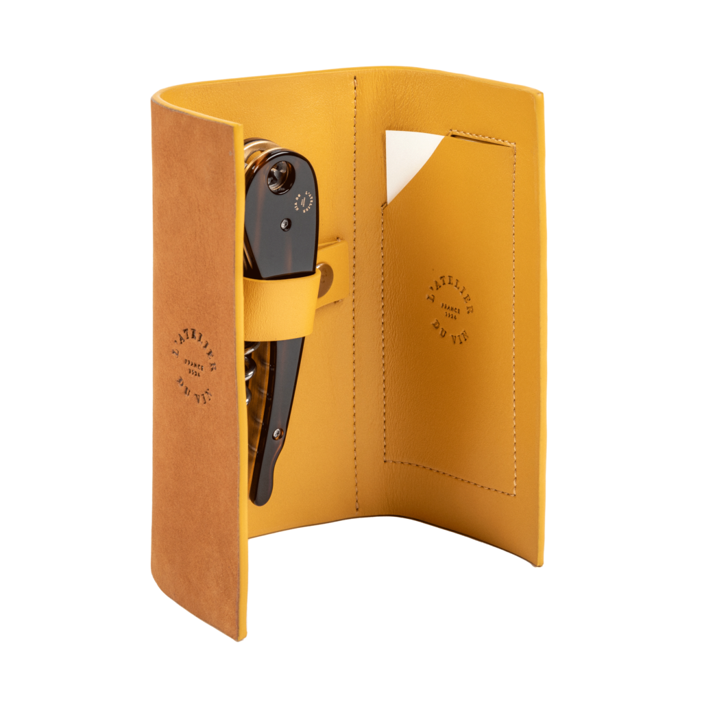 Soft Machine Nomad tire bouchon dans sa pochette en cuir