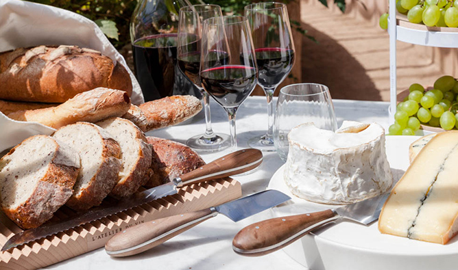 Dégustation vin et fromage avec les accessoires L'Atelier du Vin