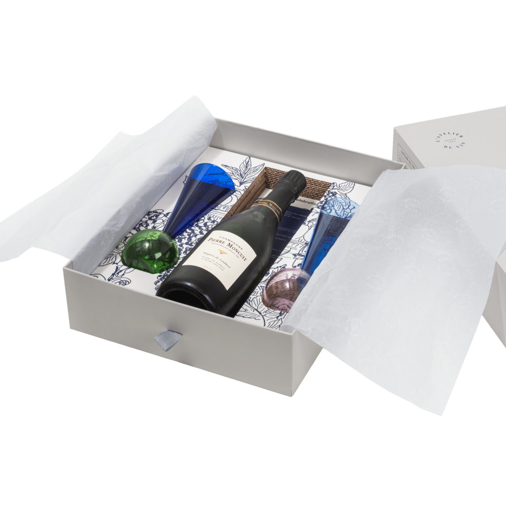 Offenes Paket der Champagnerflöten Bubbles Celebration mit einer Flasche Champagner - L'Atelier du Vin