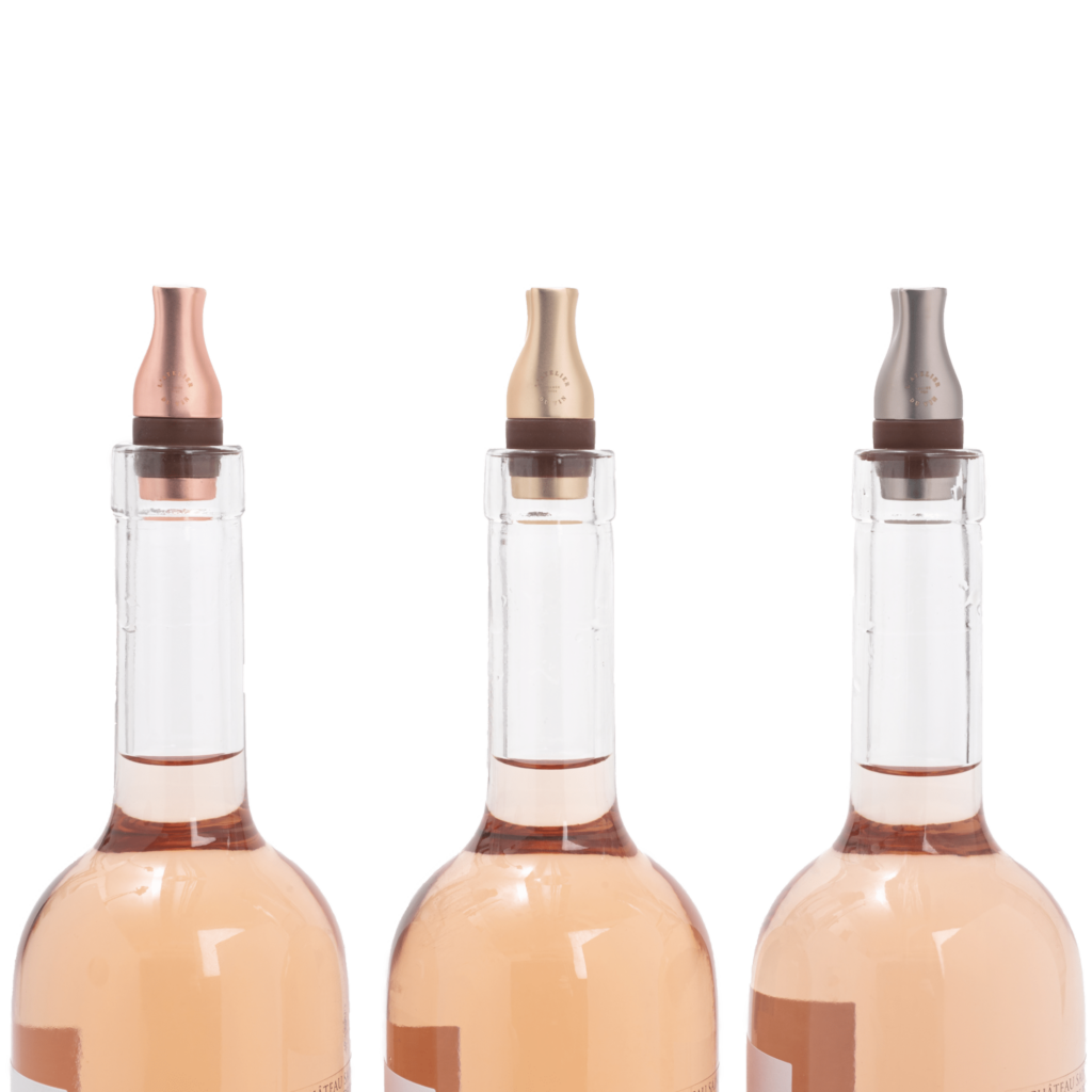 3 bouchons de conservation sur des bouteilles de vin