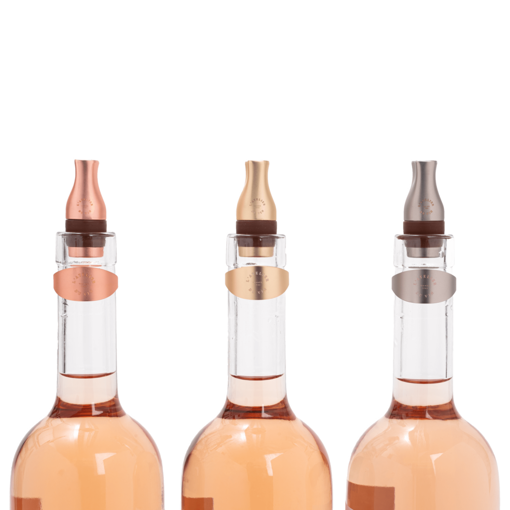 3 anneaux anti-gouttes et 3 bouchons de conservation sur des bouteilles de vin - L'Atelier du Vin