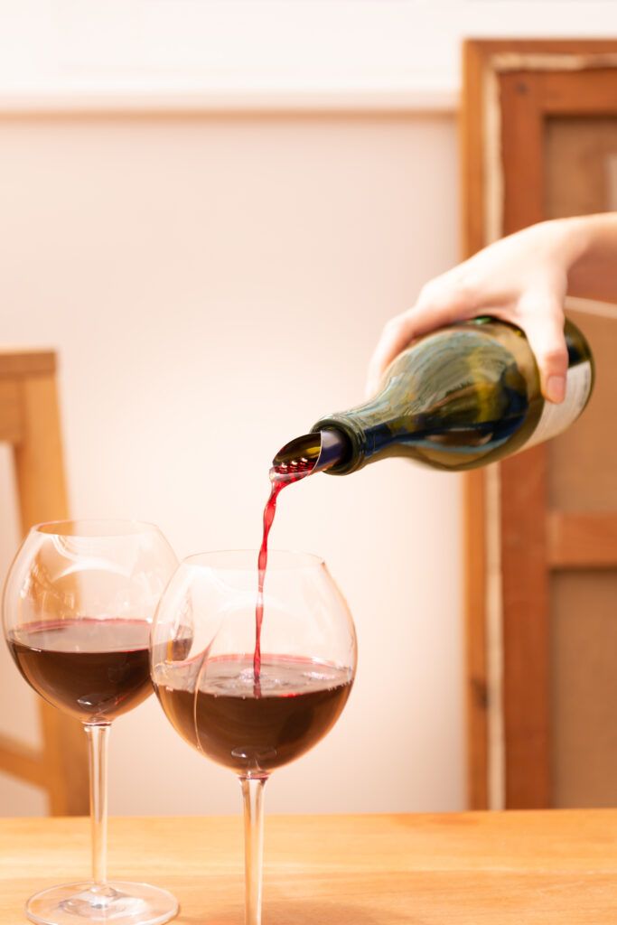 Soft aerating pourer on bottle - L'Atelier du Vin