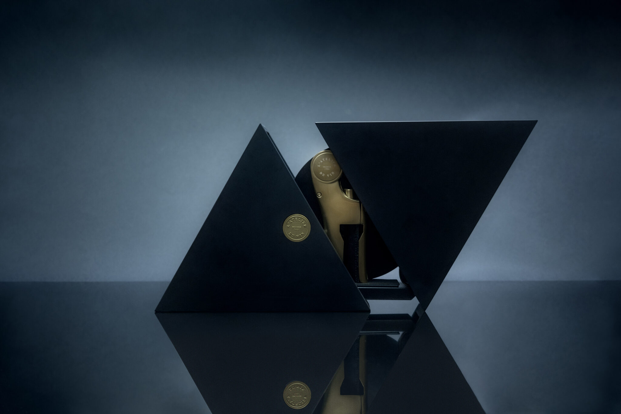 Ouverture du coffret Geometry qui dévoile le tire-bouchon a levier Oeno Motion Gold