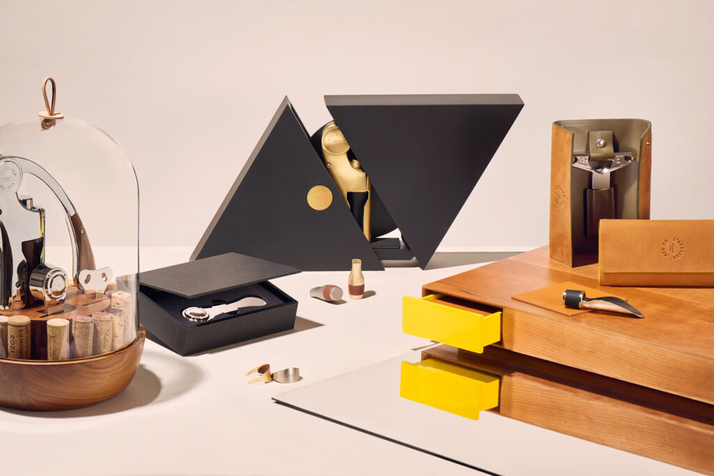 Kollektion von Weindegustations-Geschenksets von L’Atelier du Vin, einschließlich Korkenziehern, Erhaltungsverschlüssen und Weinaccessoires, präsentiert in eleganten Etuis.