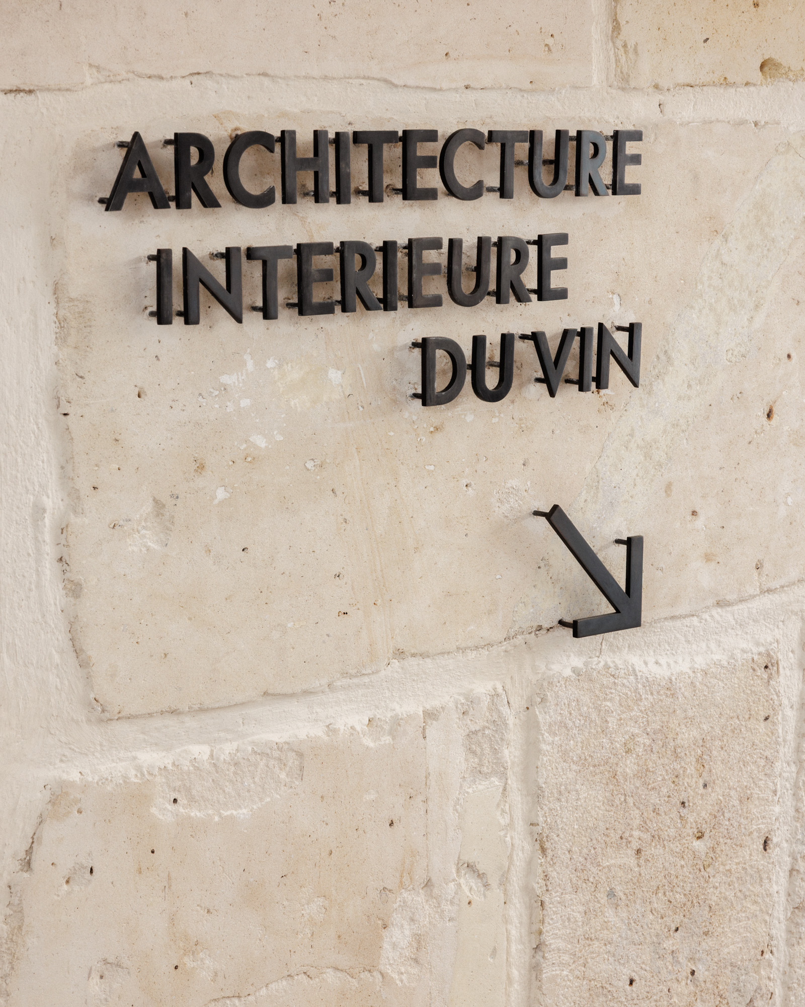 Signalétique Architecture Intérieure du Vin sur les murs de pierre