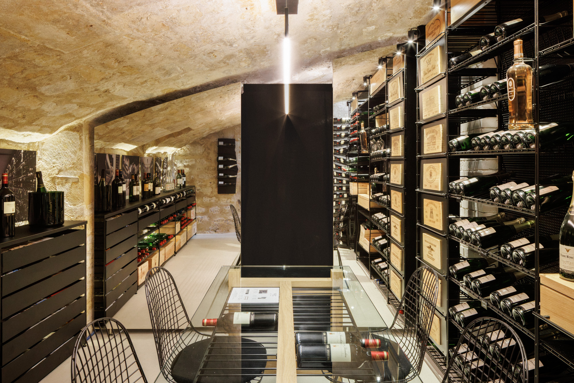Gewölbekeller und Weinmöbel im Showroom von L’Atelier du Vin, 80 rue Bonaparte, Paris