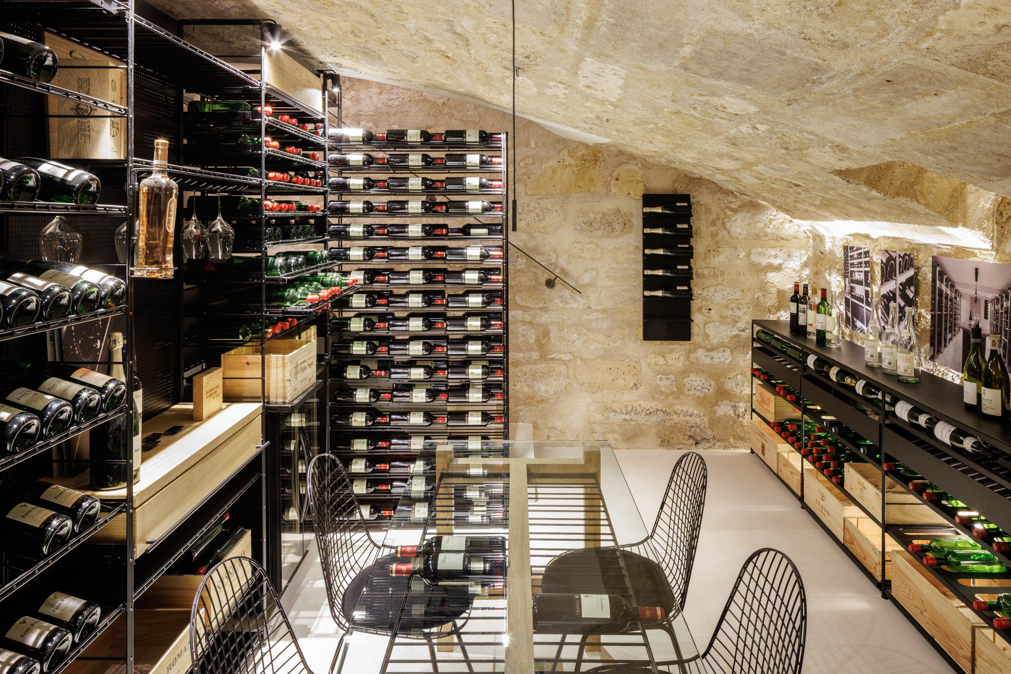 Cave voûtée aménagée sur mesure par Architecture Intérieure du Vin
