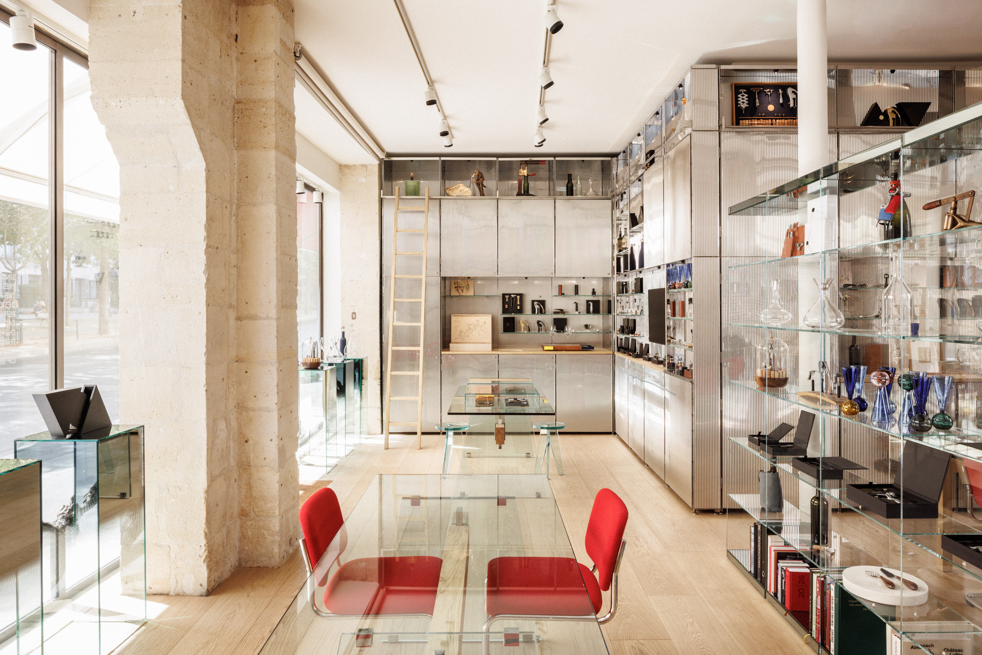 Vue intérieure du showroom L’Atelier du Vin au 80, rue Bonaparte à Paris