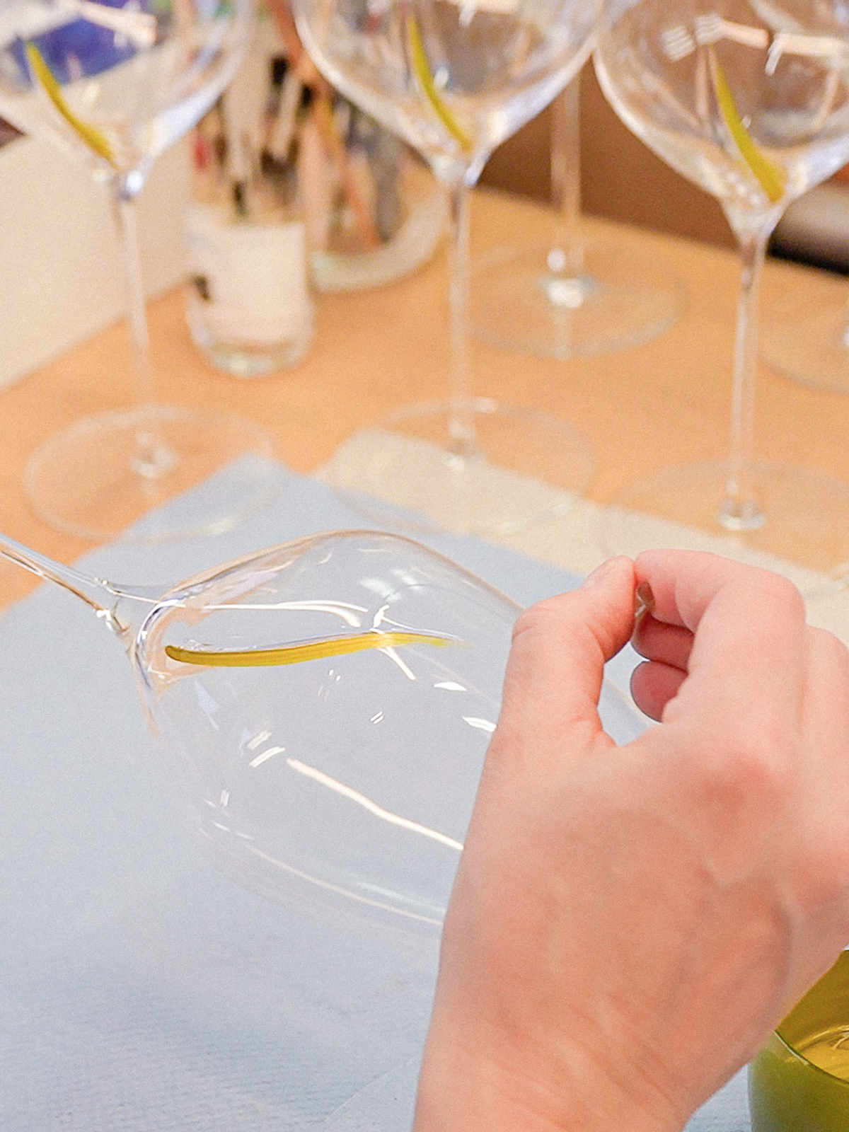 Artisan applying the gold finish to the Nervure des Arômes® on L’Exploreur® 655