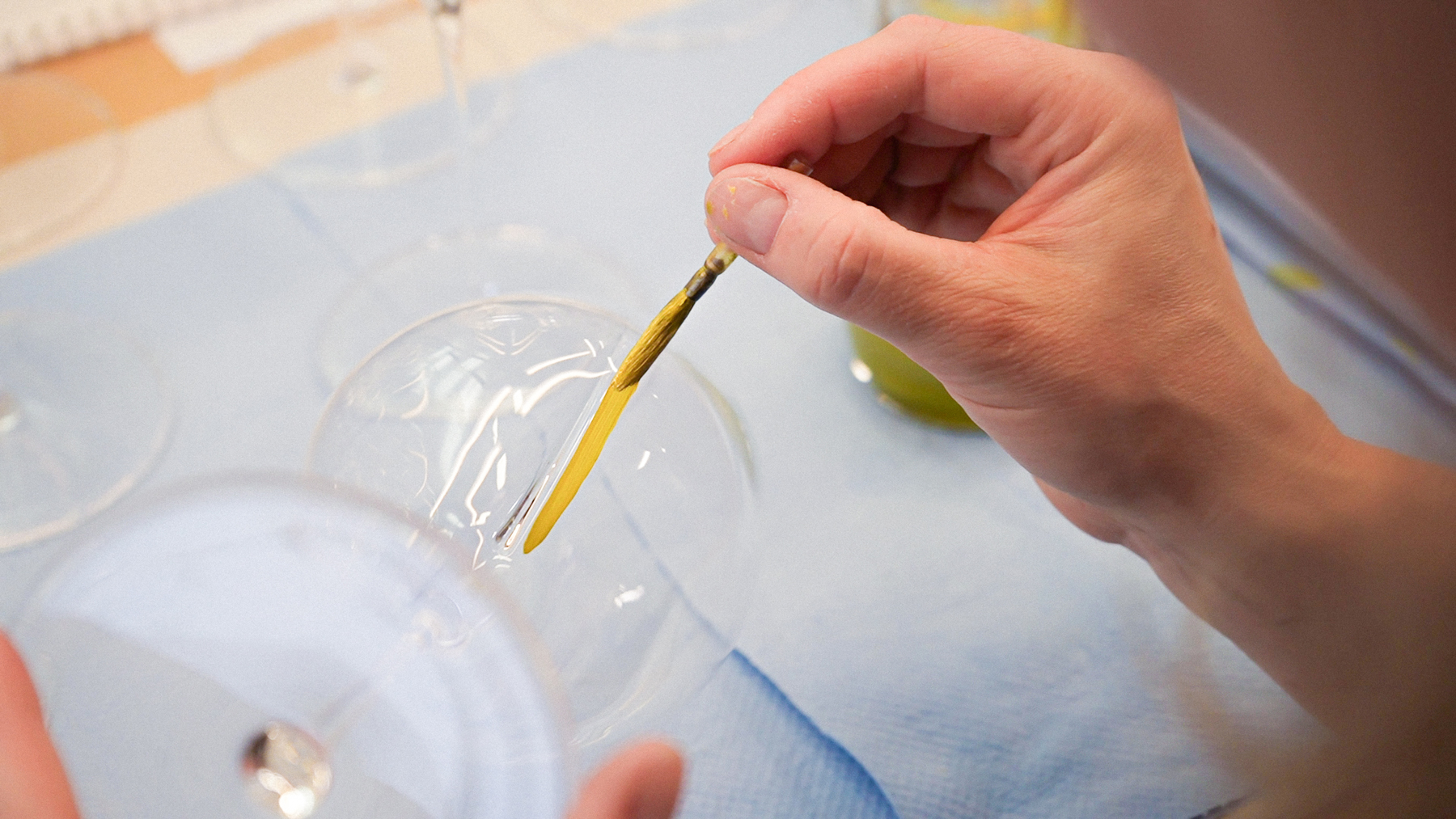 Hand-applying the gold line to the L’Exploreur® 655 Centenary Edition wine glass