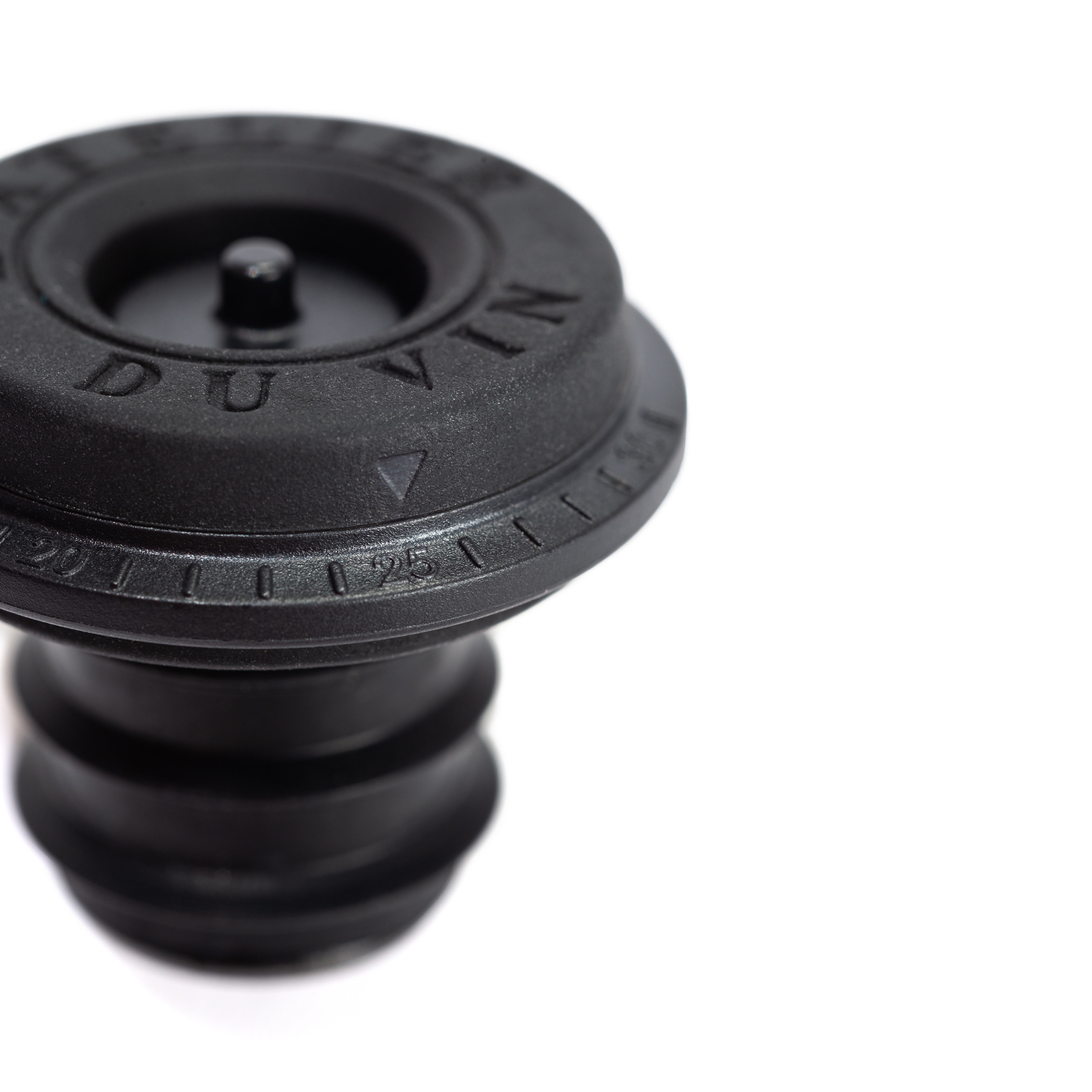 Zoom sur l'indicateur de date du bouchon compatible avec la pompe à vide electrique de L'Atelier du Vin