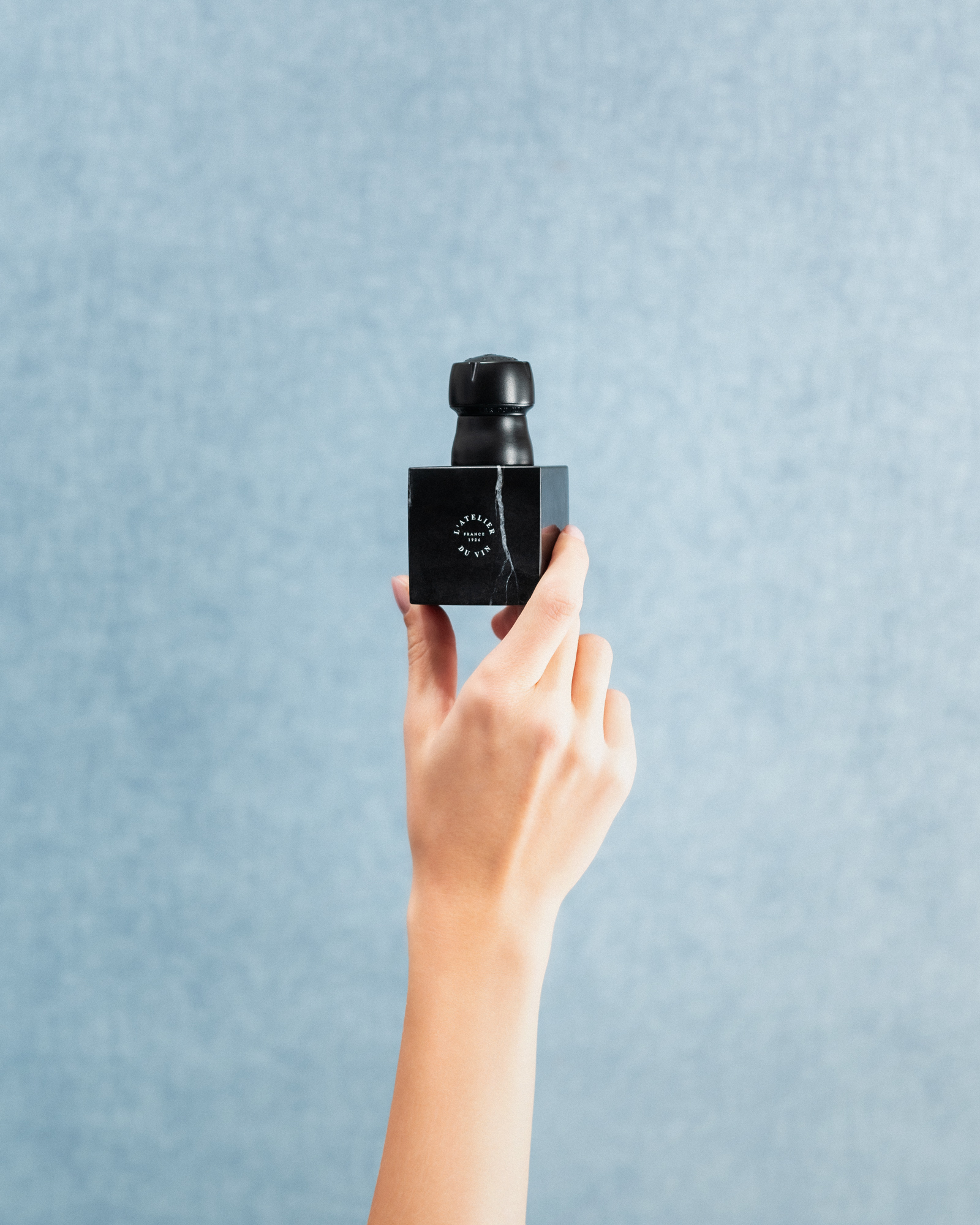 Bouchon de préservation pour le champagne posé sur son bloc de marbre