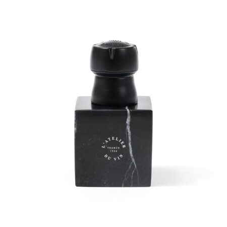 Bouchon de préservation pour le champagne posé sur son bloc de marbre