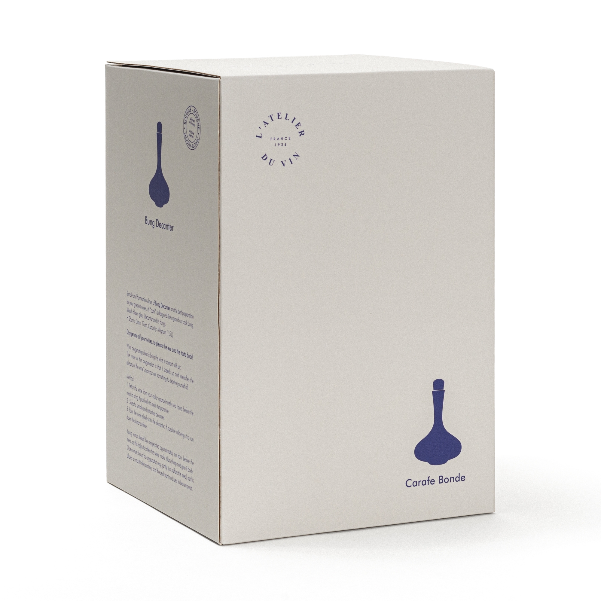 Reconnaissable à son dessin inchangé depuis plus de trente ans, la carafe Bonde est une pièce incontournable de L’Atelier du Vin.