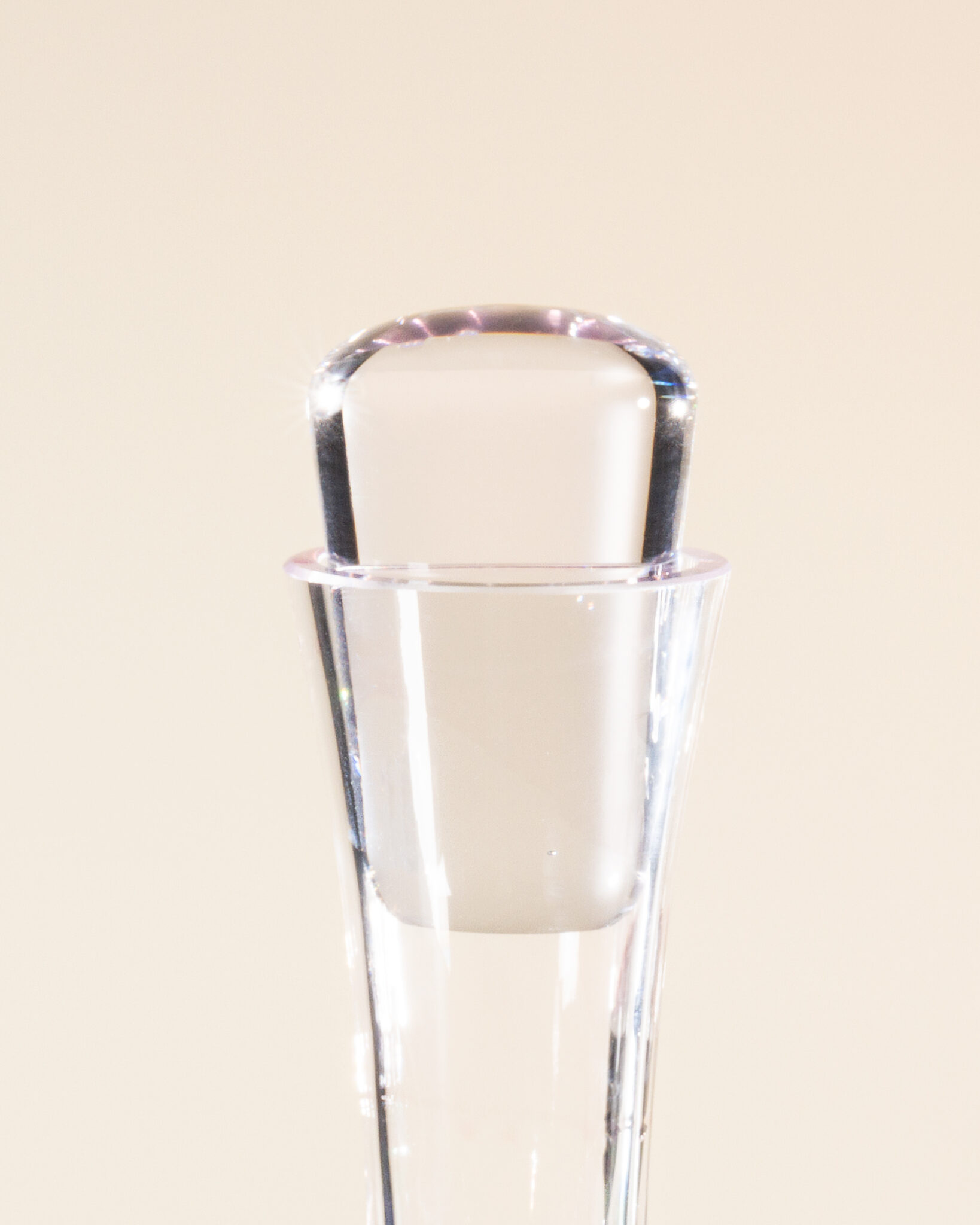 Focus sur le bouchon, de la Carafe Bonde, en verre soufflé bouche