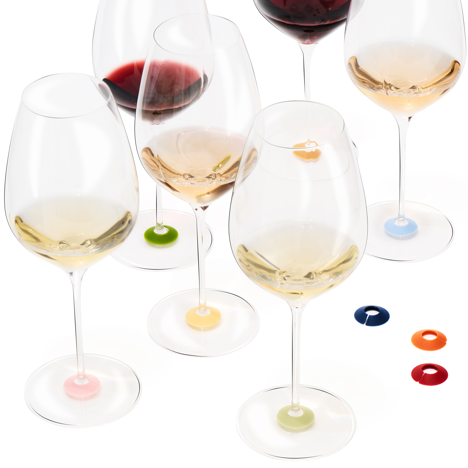 Verres à vin équipés des marque-verres colorés Chic Glass Rainbow de L’Atelier du Vin, solution pratique et esthétique pour reconnaître chaque verre autour de la table.
