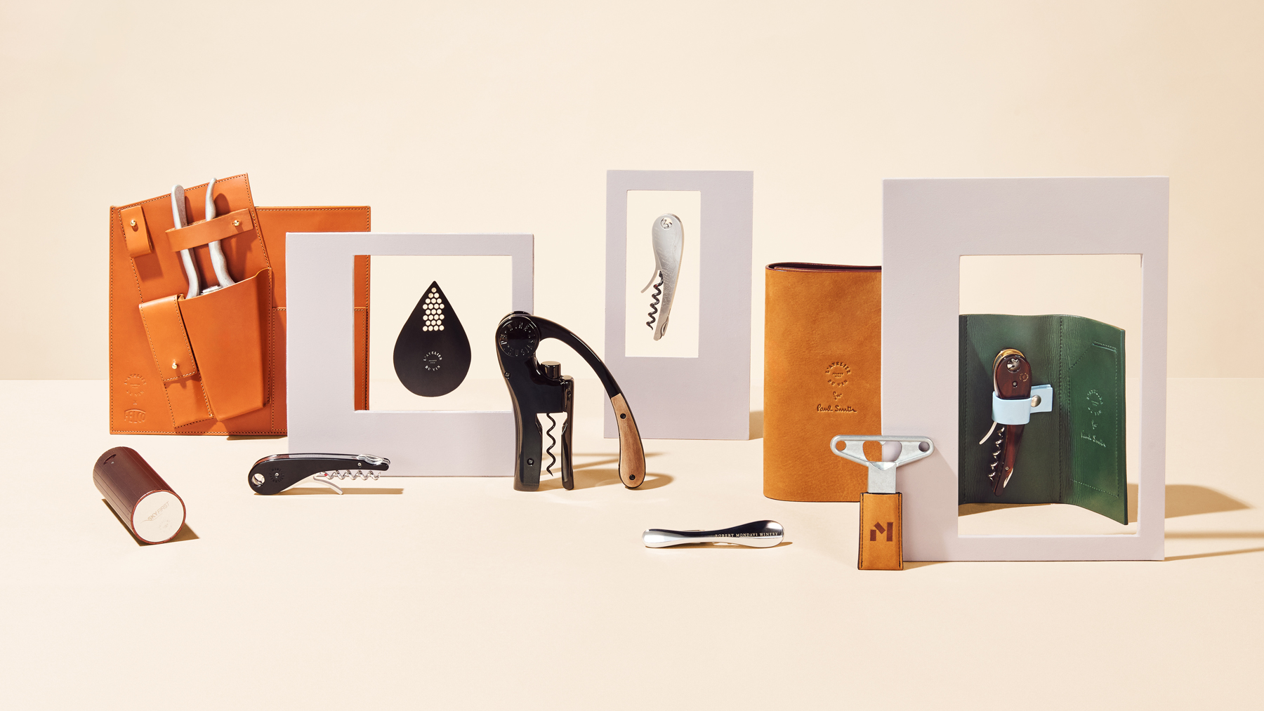 Exemples de projets personnalisés réalisés par L’Atelier du Vin pour des collaborations et cadeaux d’entreprise, incluant tire-bouchons, étuis en cuir, accessoires œnologiques et packagings sur-mesure.