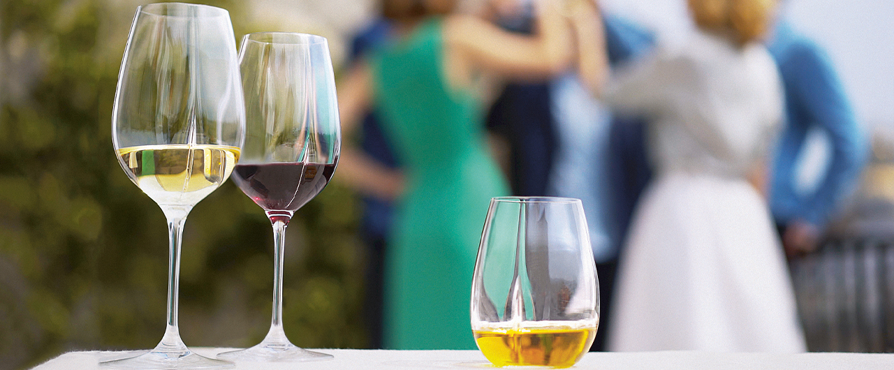 Wine does not drink alone