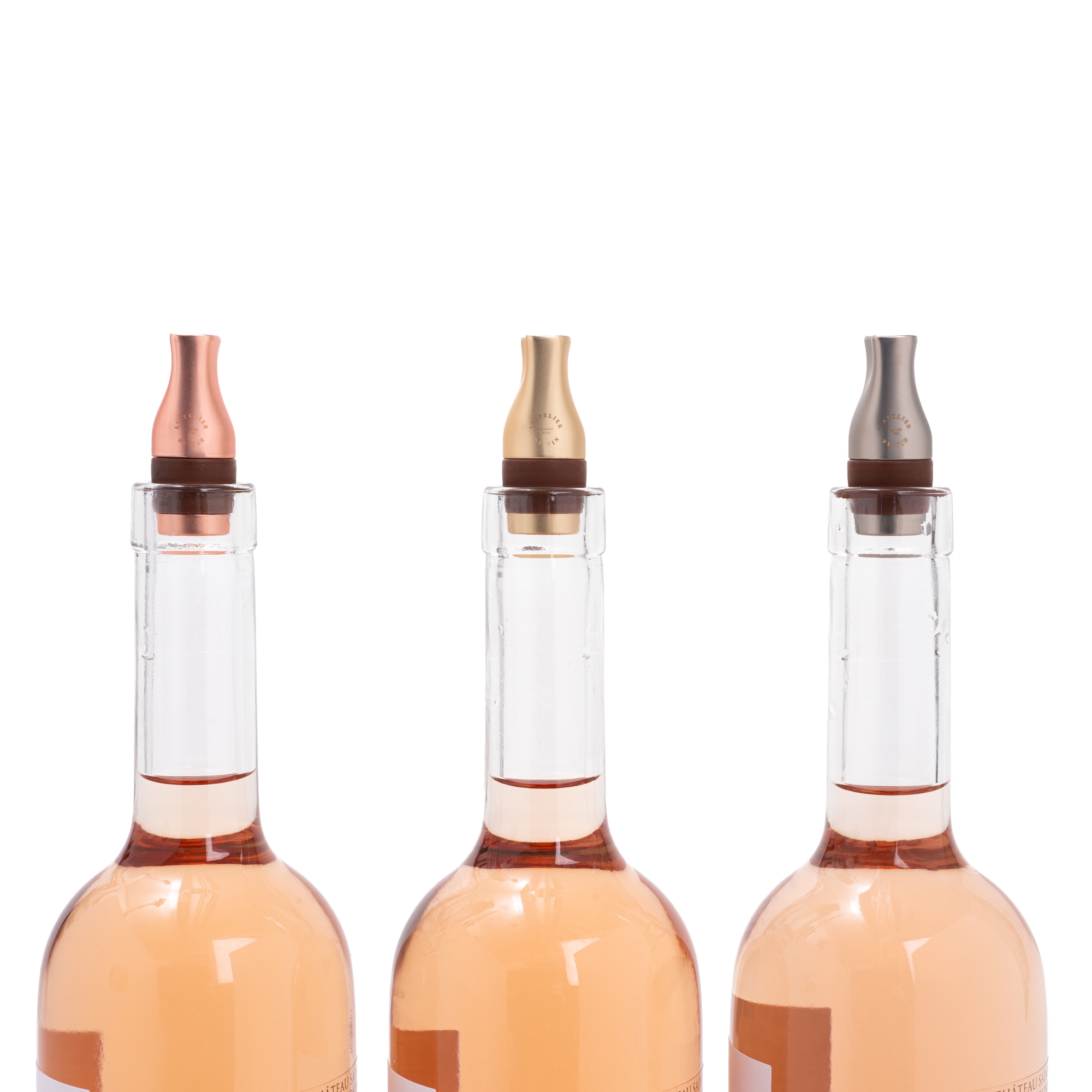 3 bouchons de conservation sur des bouteilles de vin - L'Atelier du Vin