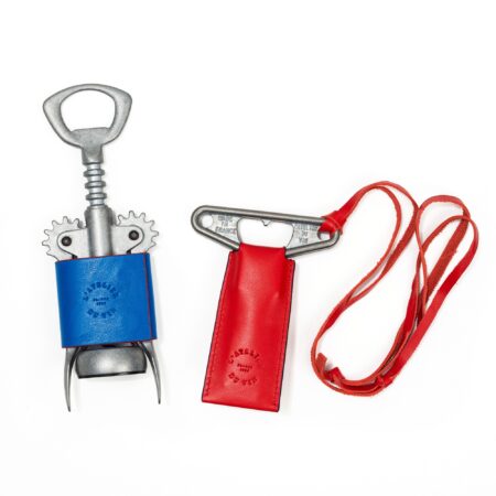 Tire-bouchon à double levier Le "de Gaulle" et tire-bouchon bilame dans leurs étuis en cuir