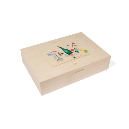Coffret Oeno Box Connoisseur Centenaire fermé, en bois clair, orné d’une illustration aquarelle de bouteilles et d’accessoires œnologiques sur le couvercle.