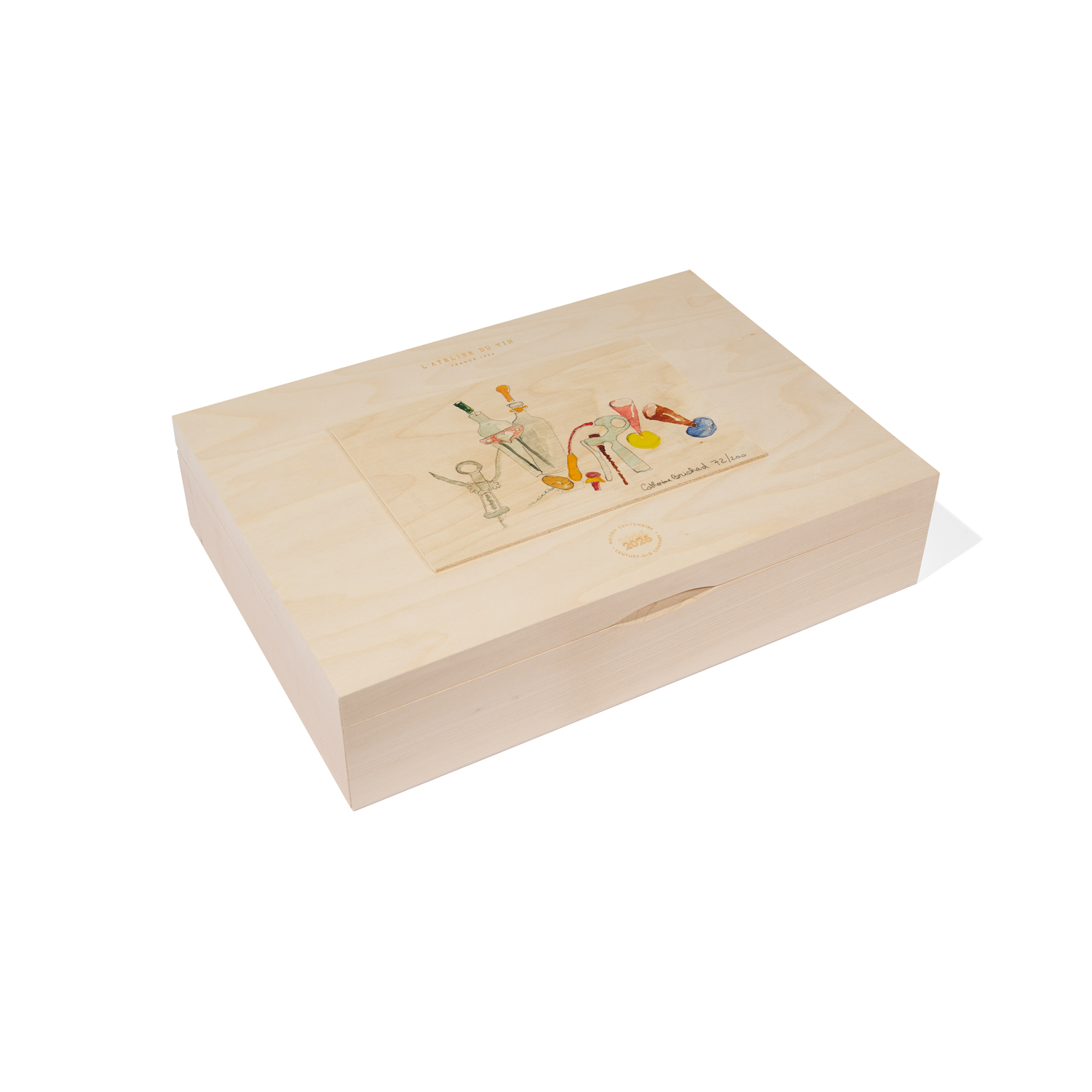 Coffret Oeno Box Connoisseur Centenaire fermé, en bois clair, orné d’une illustration aquarelle de bouteilles et d’accessoires œnologiques sur le couvercle.