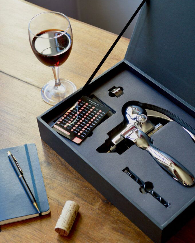 Coffret de l'Oeno Box Sommelier avec un tire-bouchon à levier, wine ring et carte des millésimes