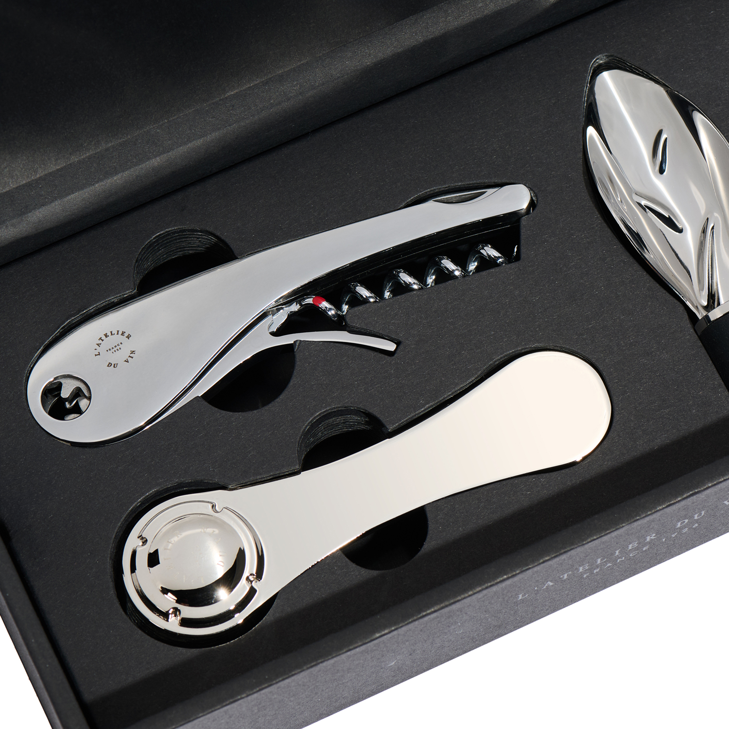 Zoom sur les outils du coffret Œnologique Personnalisable Oeno Collection Silver