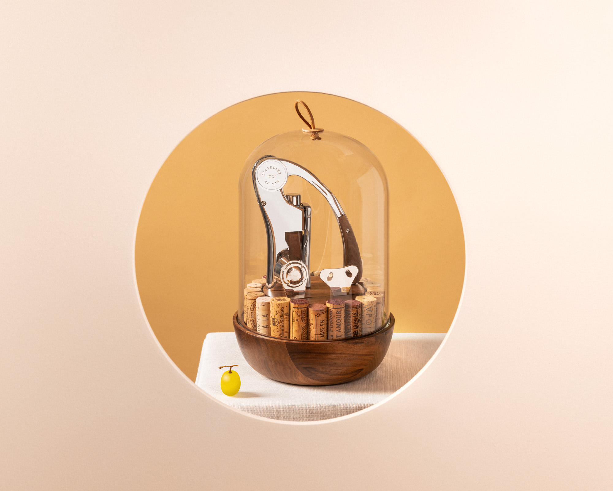 Sommelier-Set unter einer mundgeblasenen Glaskuppel mit einem Oeno Motion Wood & Chrome Hebelkorkenzieher, einer Stopfenklemme und einem Folienabschneider für Weinflaschen.