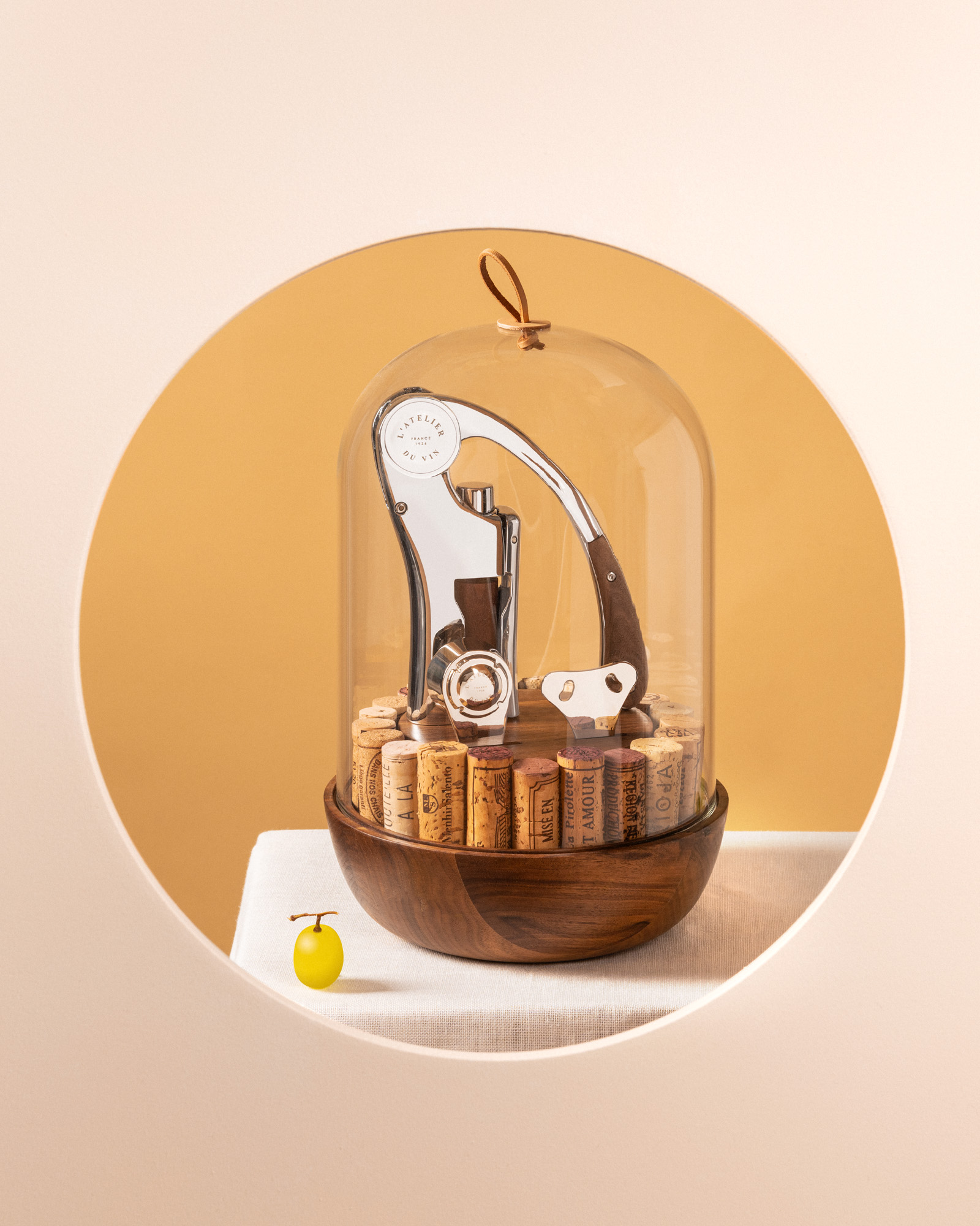 Coffret sommelier sous cloche en verre soufflé avec un tire-bouchon à levier Oeno Motion Wood & Chrome, une pince à bouchon et un coupe-capsule pour les bouteilles de vin