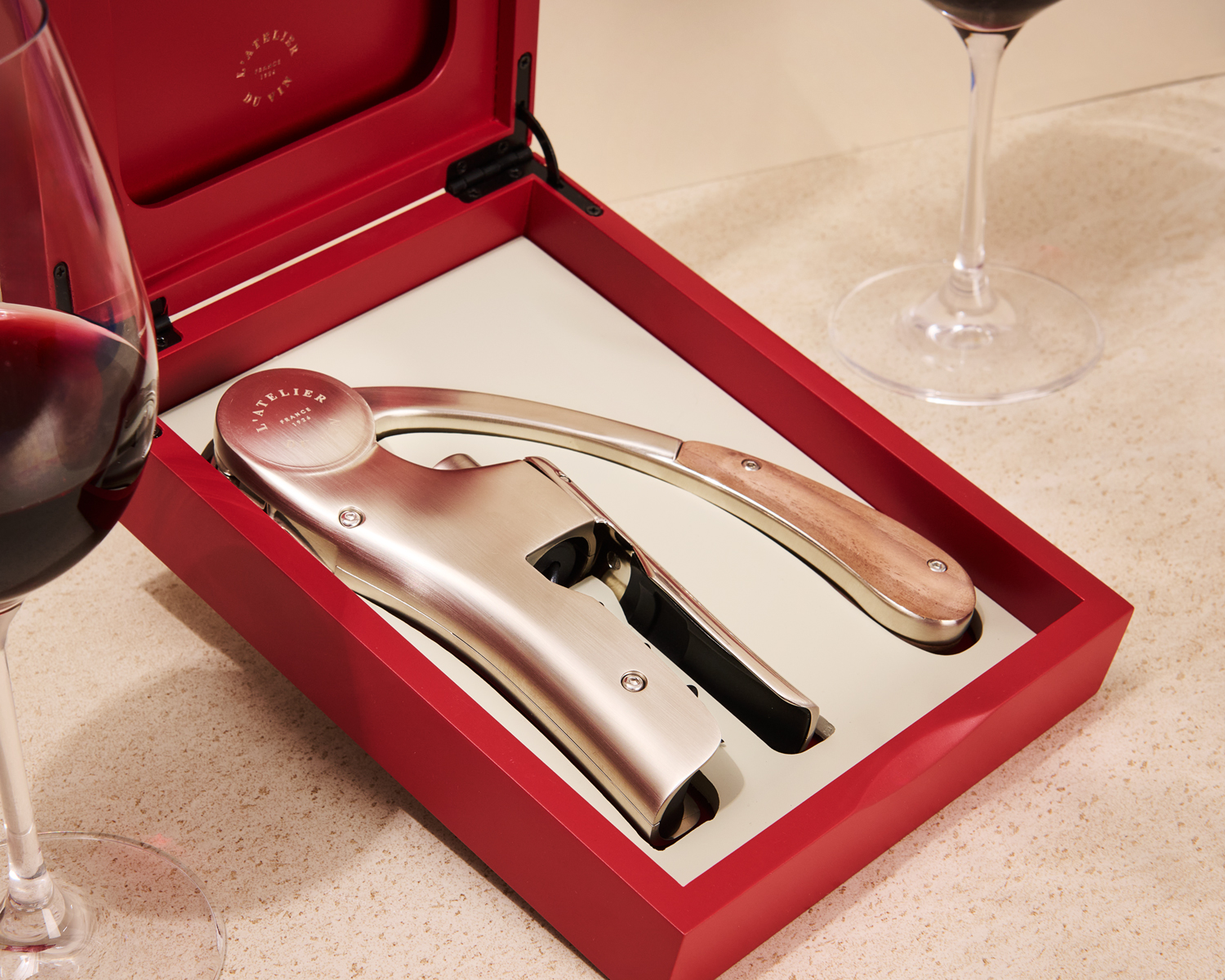 Rotes Etui mit Hebelkorkenzieher