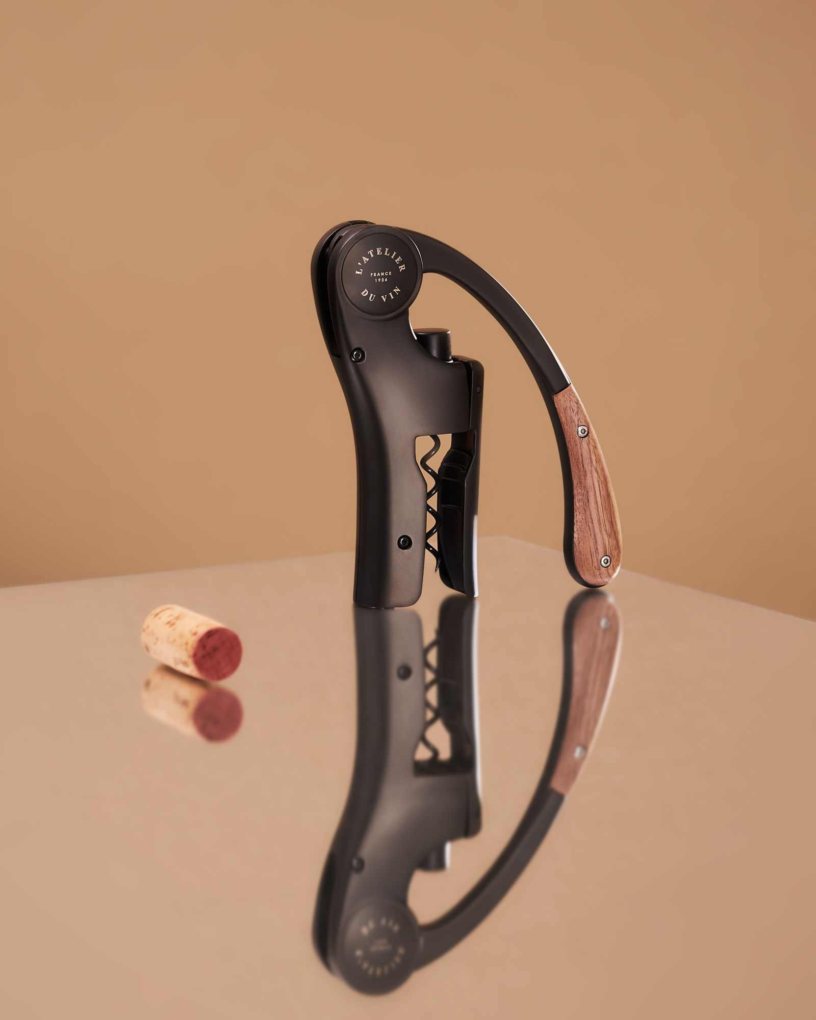 Tire-bouchon à levier Oeno Motion Wood & Black avec un effet de reflet dans un miroir