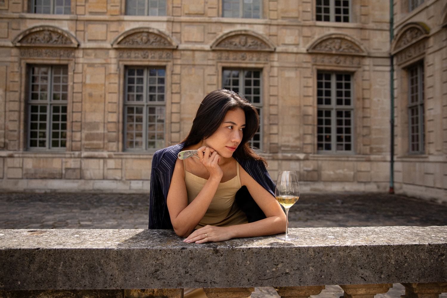 Elegant woman holding L'Exploreur® 655 universal wine tasting glass