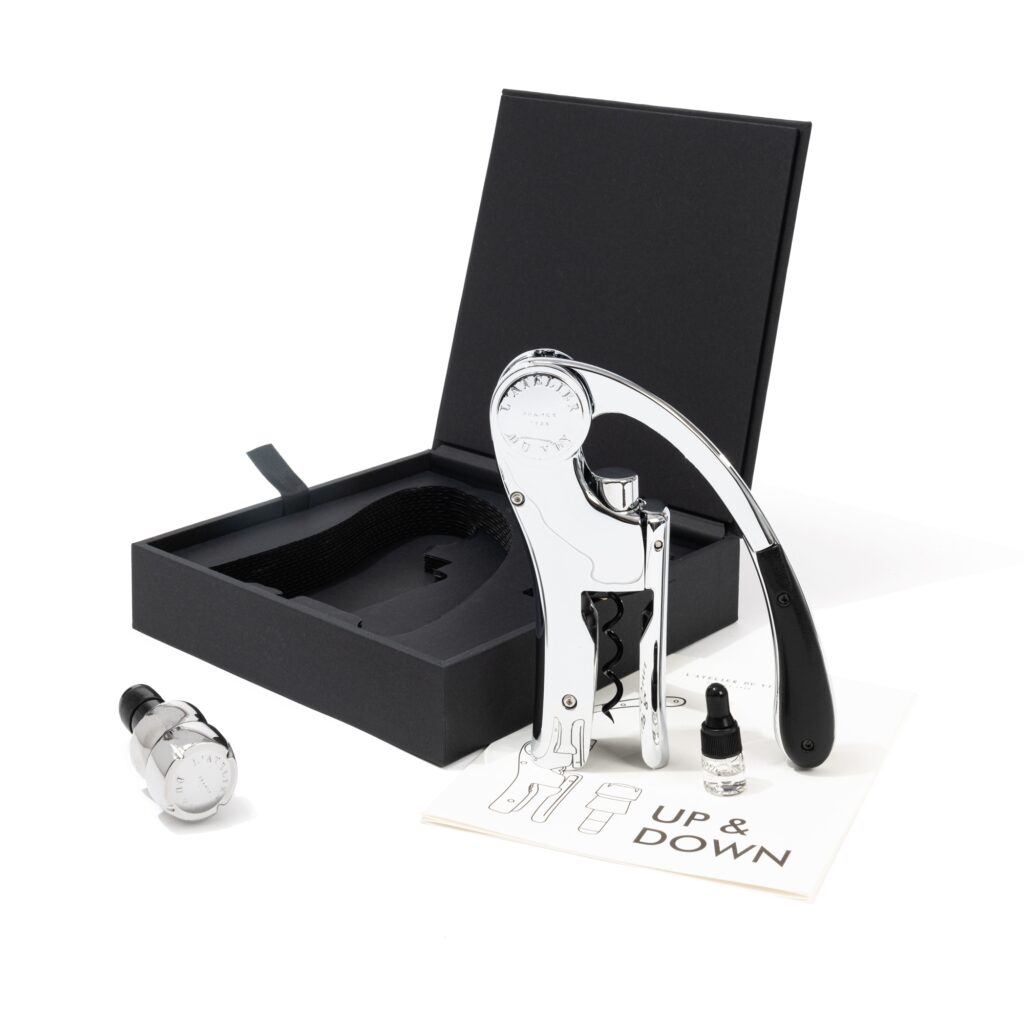 Coffret ouvert avec le tire-bouchon Oeno Motion Leather & Silver et le bouchon de préservation du champagne Bubble Cork Silver