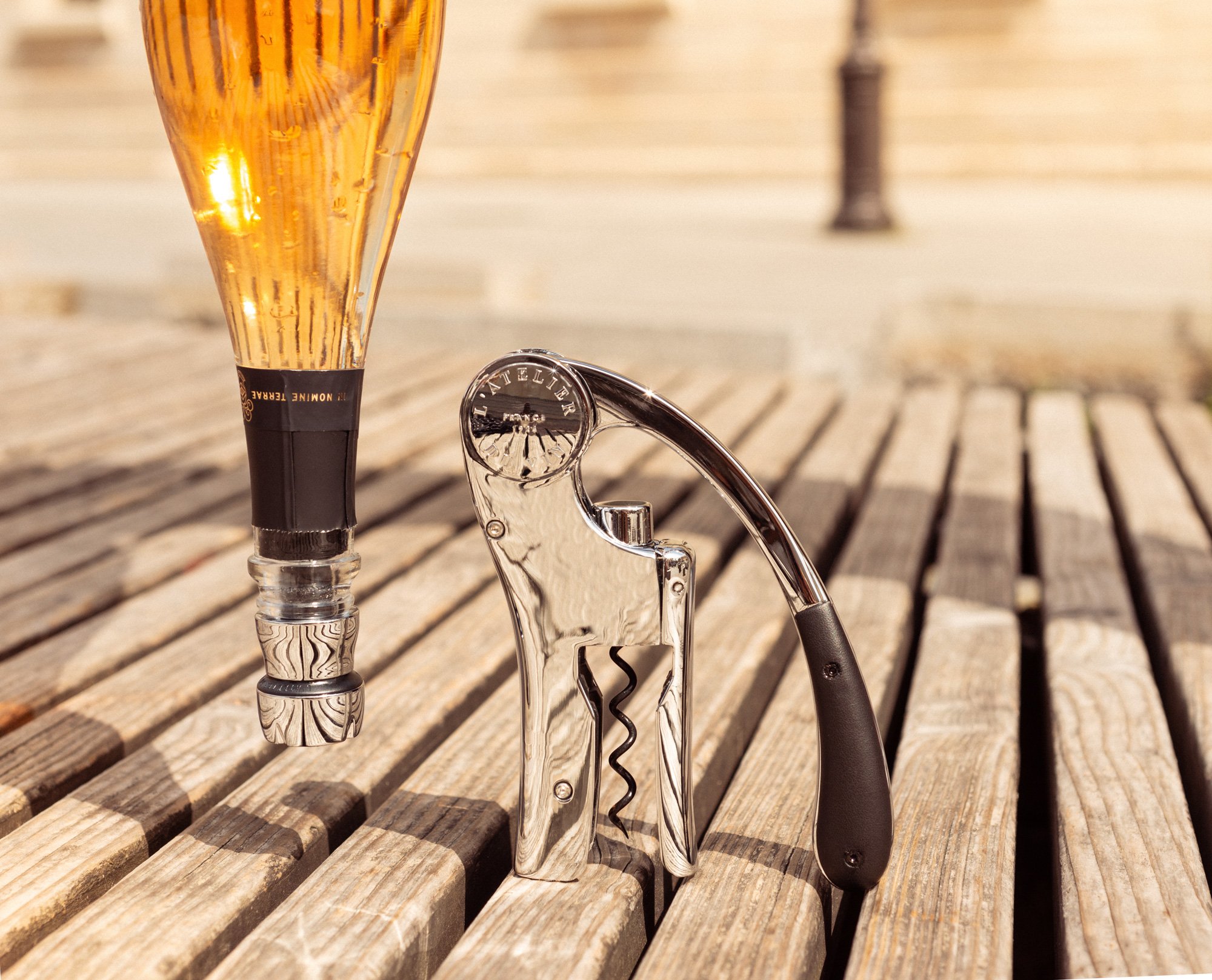 Hebel-Korkenzieher Oeno Motion Leather & Chrome mit dem Bubble Cork Silver Verschlussstopfen zur Frischhaltung. Set Up & Down.