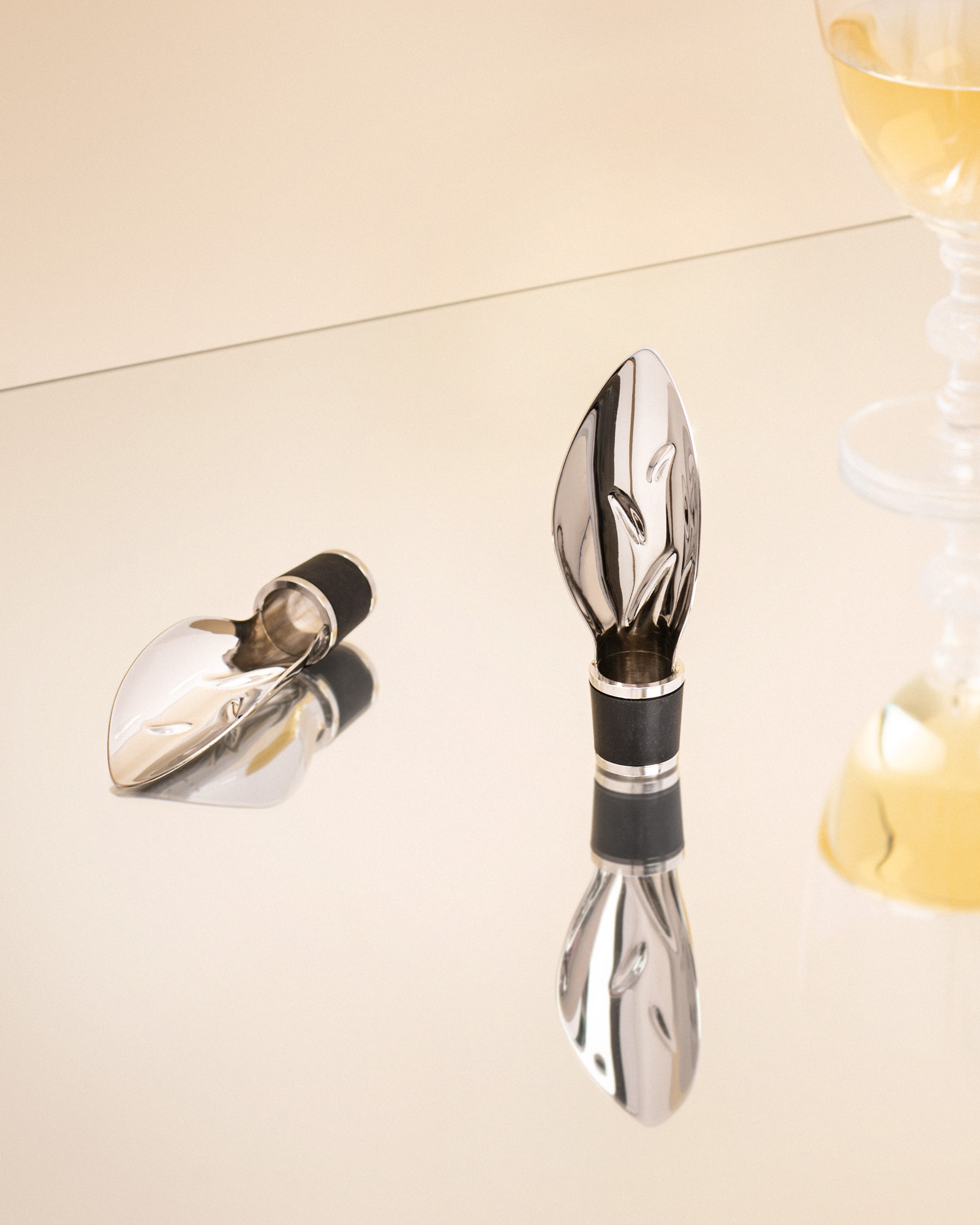 Verseur-feuille pour le vin, bec verseur aérateur