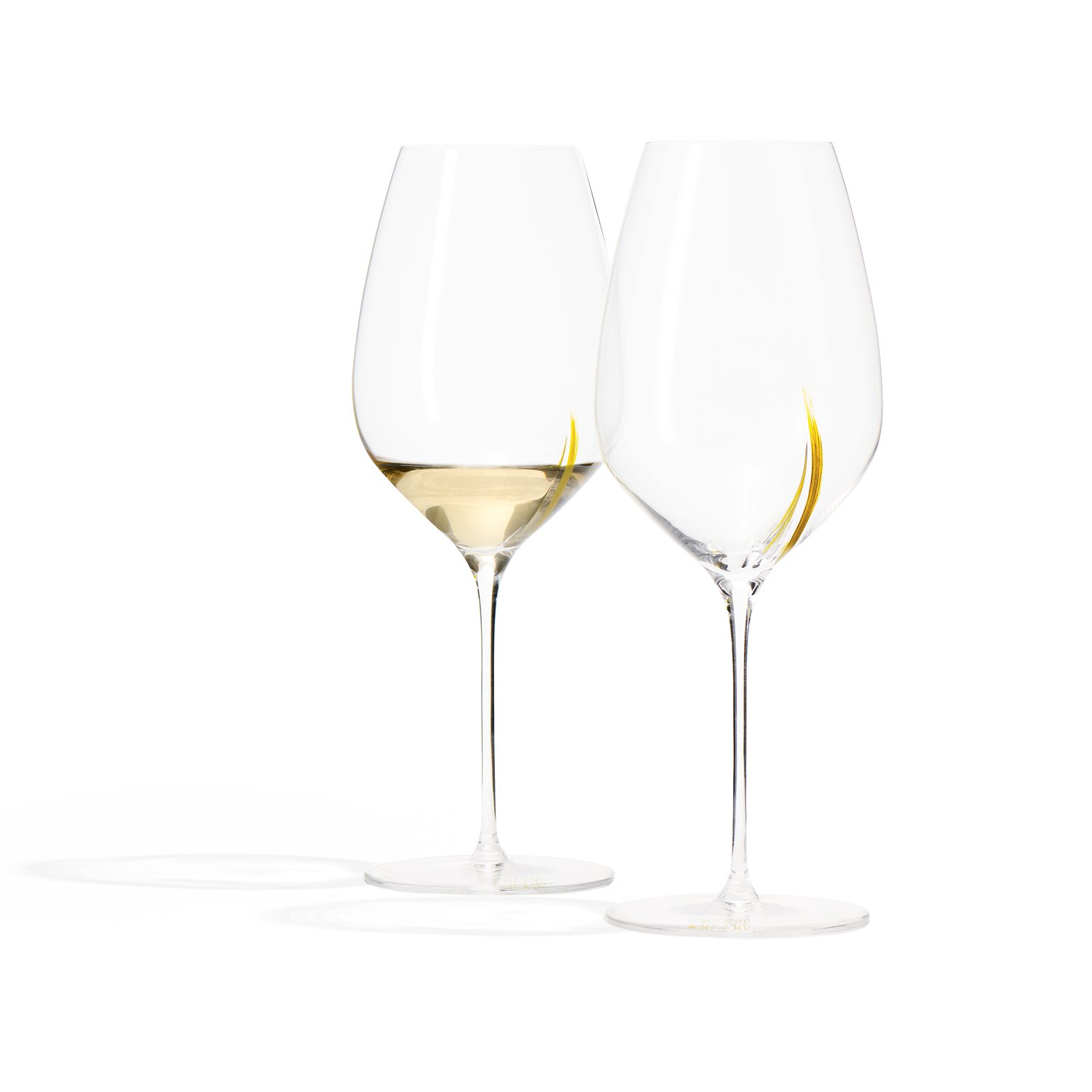 Deux verres Exploreur 655 Édition Centenaire contenant du vin blanc