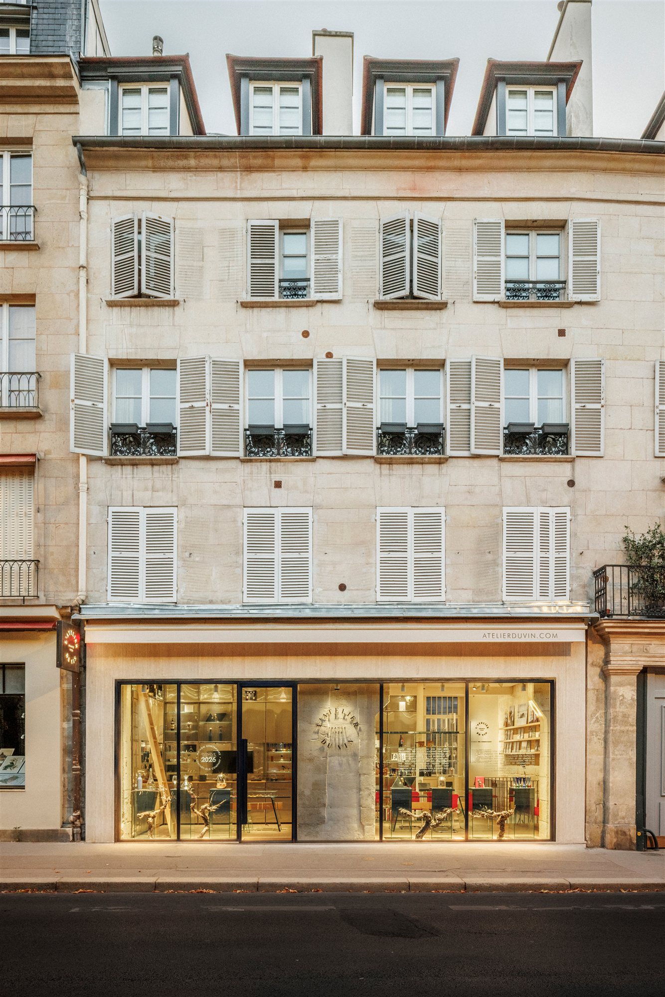 Façade du showroom L’Atelier du Vin au 80, rue Bonaparte à Paris